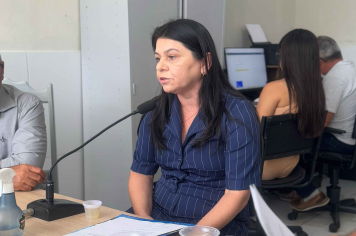 Prefeita Rosânia Teixeira realiza a leitura da mensagem anual 