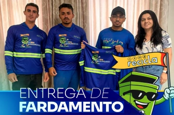 Entrega do novo fardamento para a equipe da Coleta Seletiva