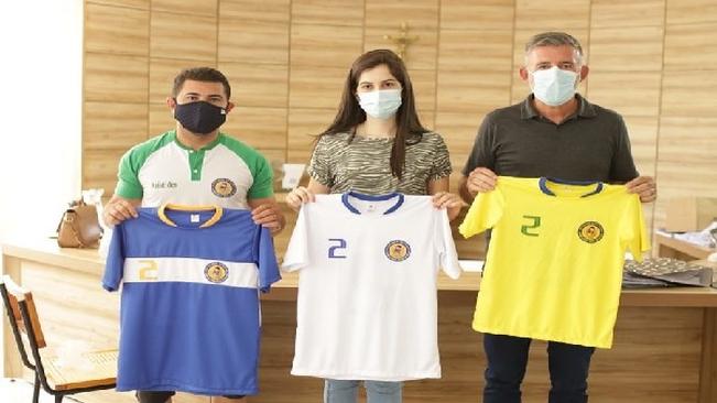 Prefeita Bárbara Teixeira, Emerson Carvalho,  apoia Escolinha de Futsal Serrinhense de Bom de Bola,